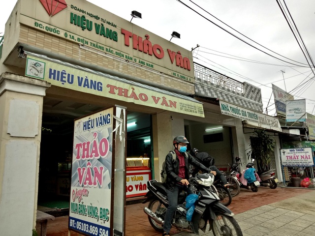Đối tượng “hóa điên” sau khi bị bắt giữ vì trộm vàng - 1 Tiệm vàng bị bà Sâm “cuỗm” vàng