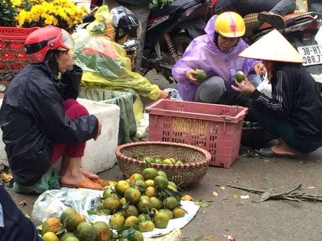 “Chen chân” sắm Tết trong phiên chợ ngày cuối năm - 33 “Chen chân” sắm Tết trong phiên chợ ngày cuối năm - 33