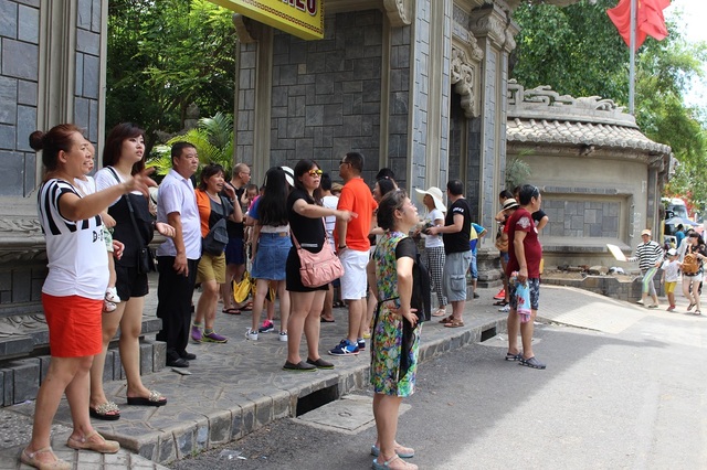 Khách đoàn Trung Quốc tham quan chùa, nhà thờ… phải đăng ký trước - 1 Du khách Trung Quốc đang tham quan ở chùa Long Sơn, TP Nha Trang, Khánh Hòa