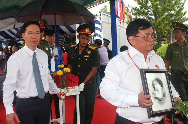 Hàng trăm hài cốt liệt sĩ ở sân bay Biên Hòa được an táng chung mộ - 2
Trưởng ban Tuyên giáo Trung ương Võ Văn Thưởng cùng thân nhân của các liệt sĩ di quách hài cốt liệt sĩ về nơi an táng.