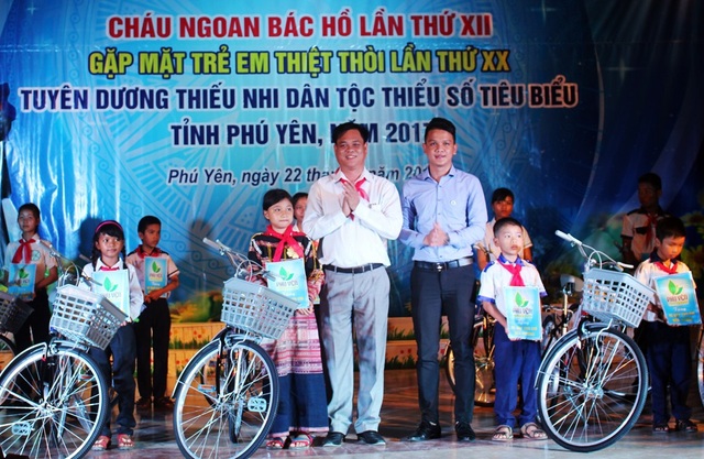 Phú Yên: Tuyên dương 80 đội viên, thiếu nhi tiêu biểu - 2 60 chiếc xe đạp được trao cho các thiếu nhi có hoàn cảnh đặc biệt khó khăn vươn lên trong cuộc sống
