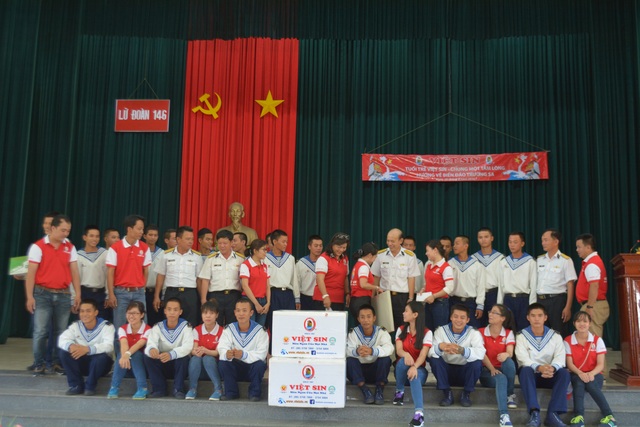 Việt Sin tặng quà tết cho các hộ nghèo tỉnh Bình Phước - 3 Đoàn thanh niên Việt Sin đi thăm hỏi, giao lưu văn nghệ cùng các chiến sĩ tại huyện đảo Trường Sa
