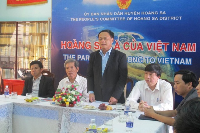 Ông Võ Ngọc Đồng – Chủ tịch UBND huyện Hoàng Sa báo cáo với các nhân chứng về những việc mà UBND huyện đã làm được trong năm qua