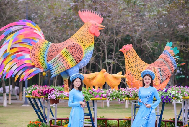 Lễ hội hoa xuân lớn nhất miền Bắc Tết Đinh Dậu - 2 Đến với lễ hội hoa Xuân Ecopark năm nay, du khách không chỉ được thưởng lãm hoa, mà còn được vui chơi, tương tác khắp 6 nẻo đường xuân trong khu đô thị. Tại Con đường cổ tích, 24 câu chuyện cổ tích Việt Nam nổi tiếng được chọn lọc trong kho tàng truyện cổ được tái hiện bằng các hình ảnh trực quan như phướn, tranh vẽ và thể hiện qua giọng kể của các nghệ sĩ. Tại Con đường sáng tạo, các họa sĩ trẻ trình diễn nghệ thuật tranh vẽ grafiti với các chủ đề về tình yêu, cuộc sống, môi trường... mang đậm hơi thở của nghệ thuật đương đại.