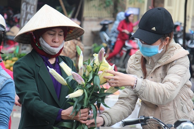 “Chen chân” sắm Tết trong phiên chợ ngày cuối năm - 23 Có mặt tại khu vực chợ Phố Châu của huyện Hương Sơn vào chiều 30 tết, cảnh mua bán diễn ra tấp nập, hối hả. Người dân ở các khu vực, các huyện lân cận như Vũ Quang cũng đổ xô về đây. Vào thời điểm buổi chiều cuối năm, những mặt hàng được các hộ dân chọn mua nhiều nhất là hoa tươi