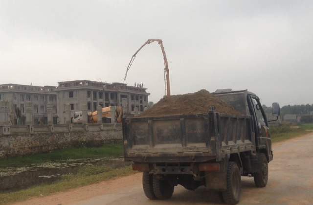 Nghệ An: Tỉnh lộ 534, tên đổi nhưng “cốt” không đổi?! - 2 Xe chở vật liệu xây dựng không che chắn lưu thông trên tuyến đường.