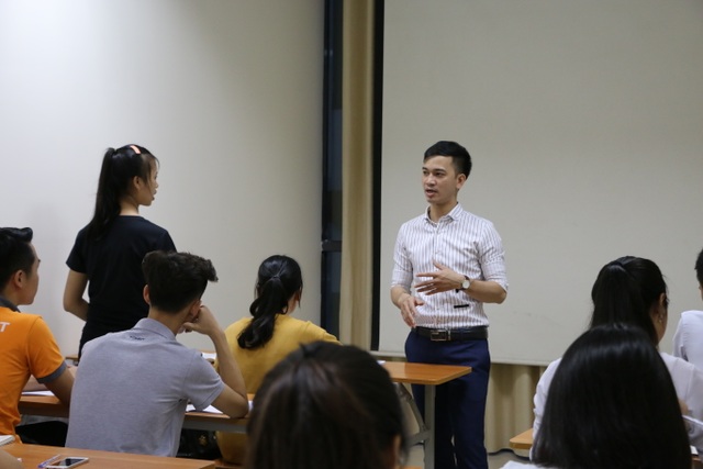 Lớp luyện thi miễn phí cho học sinh nghèo của chàng Trung úy công an - 3 Trong căn phòng rộng khoảng 20m2, “lò” luyện thi đặc biệt của thầy Quyết có khoảng 20 – 30 học sinh/lớp, là những em tới từ nhiều tỉnh khác nhau.
