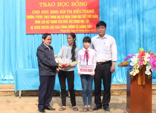 Chủ tịch tỉnh Hòa Bình kêu gọi ủng hộ Quỹ khuyến học - 2 Quỹ Nhân ái - Báo Dân trí, phối hợp cùng Quỹ khuyến học - Hội khuyến học tỉnh Hòa Bình trao quà, học bổng cho em Bùi Thị Kiều Trang, một học sinh nghèo vượt khó, vươn lên trong học tập tại huyện Cao Phong, Hòa Bình.