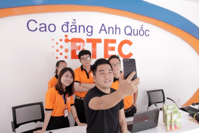 Học ngành gì, chọn trường nào để ra trường không lo thất nghiệp - 2 Phút giải lao giữa buổi làm việc của BTEC Hồ Chí Minh cùng nhà văn Ngọc Thạch.