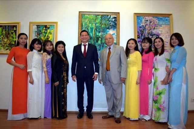 Triển lãm tranh "Hương Sắc Việt Nam" tại Romania - 2 Họa sĩ Văn Dương Thành chụp ảnh lưu niệm cùng Đại sứ Trần Thành Công, cựu đại sứ Olaru và các nghệ sĩ múa nón.