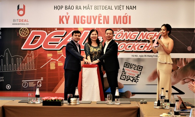 App Bitdeal-công nghệ giúp kết nối doanh nghiệp và người tiêu dùng Việt Nam - 4
Lãnh đạo Bitdeal Việt Nam ấn chuông chính thức đưa ứng dụng app bitdeal đi vào hoạt động tại thị trường Việt Nam.