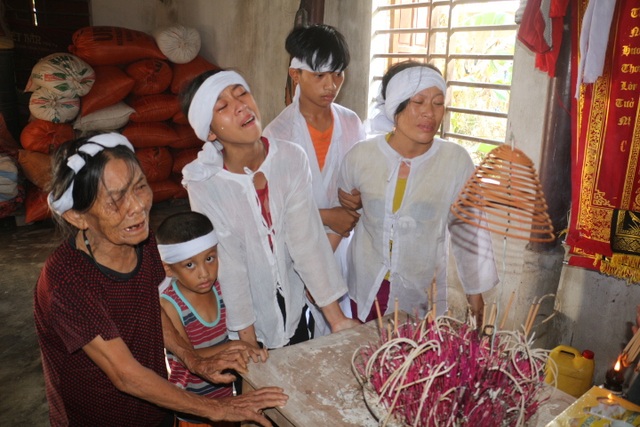Cùng cực nỗi đau của gia đình trưởng thôn tử nạn khi giúp dân khắc phục hậu quả bão số 10 - 1 Nỗi đau của người mẹ, người vợ và các con trước sự ra đi đột ngột, đau đớn của anh Lộc