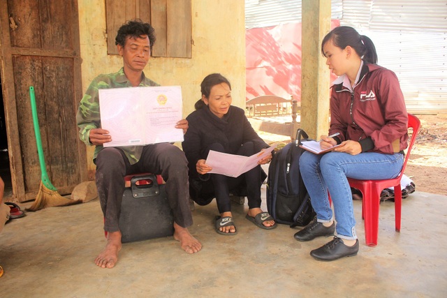 Gia Lai: Hàng chục hộ dân có sổ đỏ…mà không có đất! - 1 Nhiều hộ dân làng tái định cư có bìa đỏ mà không có đất để sản xuất