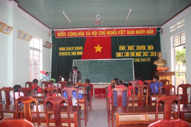 Hiệu quả mô hình "dạy bán trú, nuôi nội trú" - 2
Dạy bán trú, nuôi nội trú - bao nhiêu khó khăn đều dồn lên vai những người thầy.