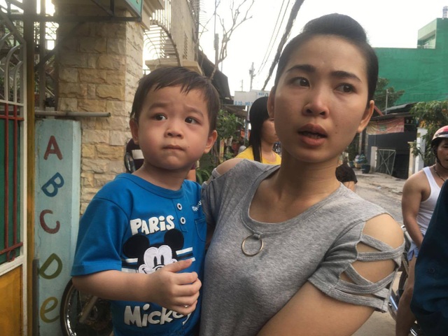 Vụ bảo mẫu bạo hành trẻ kinh hoàng: Đình chỉ hoạt động cơ sở mầm non - 2 Chị Lê Thị Xinh ẵm con nói trong nước mắt