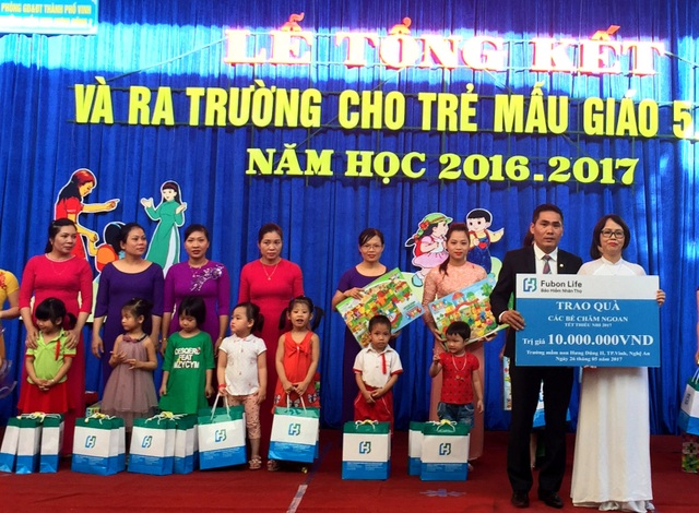 Quà Tết thiếu nhi thắp sáng những ước mơ - 2
Ông Nguyễn Quang Ánh, Giám Đốc Văn phòng Tổng Đại lý Fubon Life Việt Nam tại thành phố Vinh trao quà tại Trường Mầm Non Hưng Dũng II, thành phố Vinh, Nghệ An.