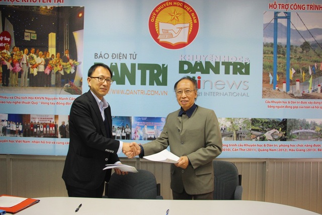 Shinnyo-en Nhật Bản tiếp tục tài trợ 18,000 USD để trao học bổng qua Quỹ Khuyến học Việt Nam - 2
Nhà báo Phạm Huy Hoàn, Giám đốc Quỹ Khuyến học Việt Nam (phải) và ông Shimada Hideki cùng trao thỏa thuận tài trợ đã ký giữa 2 bên