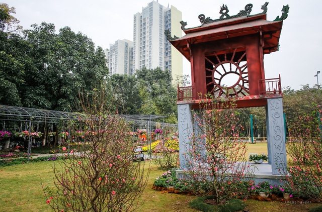 Lễ hội hoa xuân lớn nhất miền Bắc Tết Đinh Dậu - 3 Bên cạnh đó, Con đường di sản tái hiện hình ảnh đặc trưng của 3 miền bao gồm Khuê Văn Các, chùa Thiên Mụ, chợ Bến Thành cùng mô hình gia đình gà khổng lồ. Đây sẽ là không gian trình diễn “Thực hành tín ngưỡng thờ mẫu Tam phủ của người Việt” - di sản văn hóa phi vật thể vừa được UNESCO công nhận cuối năm 2016. Bên cạnh đó, lễ hội còn có một số hoạt động văn hóa nghệ thuật dân gian như đánh đu, ném còn, đi cà kheo... đưa du khách về với Tết cổ truyền xa xưa.