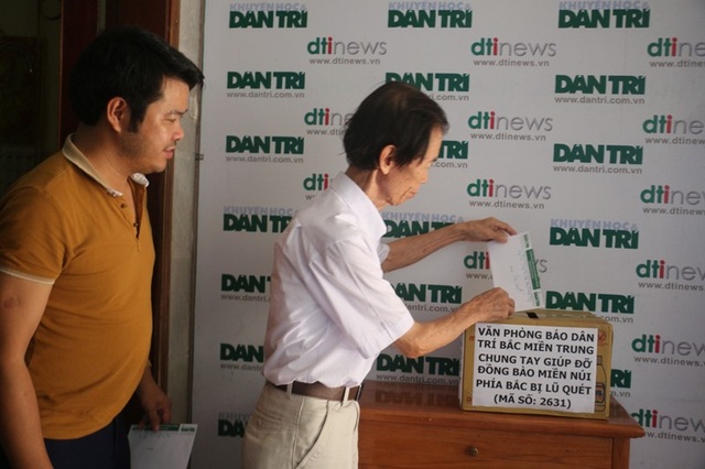 Bạn đọc Dân trí đã ủng hộ hơn 1,7 tỷ đồng giúp đỡ đồng bào miền núi bị lũ quét - 10
Trưởng VP đại diện báo Dân trí Bắc Miền Trung Phan Duy Thảo và Phó văn phòng Nguyễn Văn Dũng ngoài tham gia ủng hộ 2 ngày lương giúp đồng bào miền núi bị lũ quét còn ủng hộ thêm mỗi người 500.000 đồng