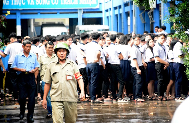 Cháy trường, hàng trăm học sinh hoảng loạn bỏ chạy - 1 Sau vụ hỏa hoạn, học sinh được tập trung trở lại