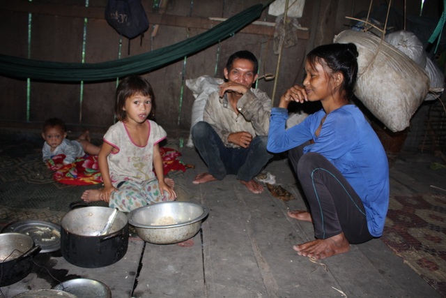 Làng tái định cư, “chưa an cư, sao lạc nghiệp” - 2
Người dân “sống” nhờ cây lúa trên nương, con cá dưới suối