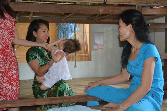 Việt Sin tặng quà tết cho các hộ nghèo tỉnh Bình Phước - 4 Bà Nguyễn Thị Minh Tâm thăm trẻ mồ côi tại chùa Diệu Giác