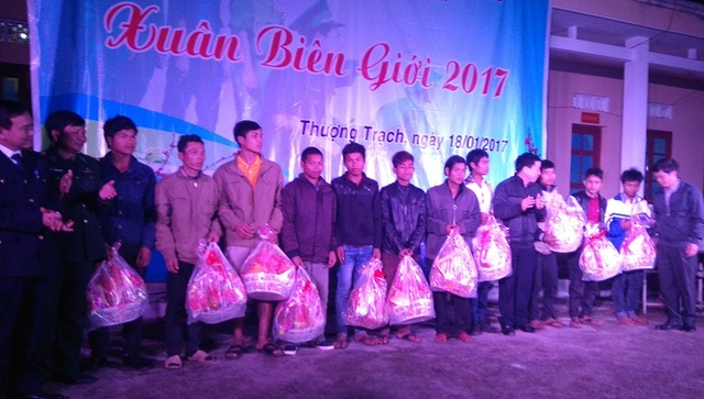 Quảng Bình: Ấm áp "Xuân biên giới" - 2 Trao quà cho bà con có hoàn cảnh đặc biệt khó khăn thuộc bản 61