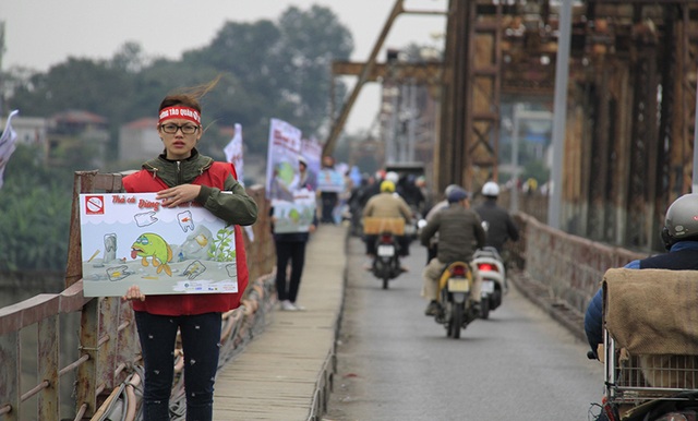 Tình nguyện viên giúp dân "thả cá, không thả nilon" - 8 Có khoảng 50 sinh viên, học sinh tình nguyện tham gia hoạt động này