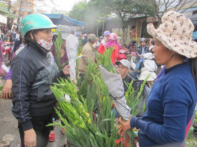 “Chen chân” sắm Tết trong phiên chợ ngày cuối năm - 3 Hoa lay ơn đắt khách trong phiên chợ Tết