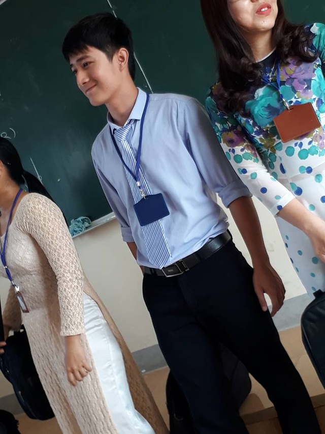 Thầy giáo thực tập đẹp trai "gây sốt" ngay ngày đầu đến lớp - 1 Thầy giáo điển trai vừa vào lớp đã khiến học trò ngoan ngoãn vâng lời.