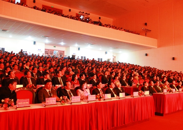 Chủ tịch nước: Ninh Bình cần chú trọng phát triển du lịch bền vững - 3 Đông đảo lãnh đạo các Bộ, ban ngành Trung ương, các địa phương và nhân dân dự lễ kỷ niệm 25 năm tái lập tỉnh Ninh Bình.