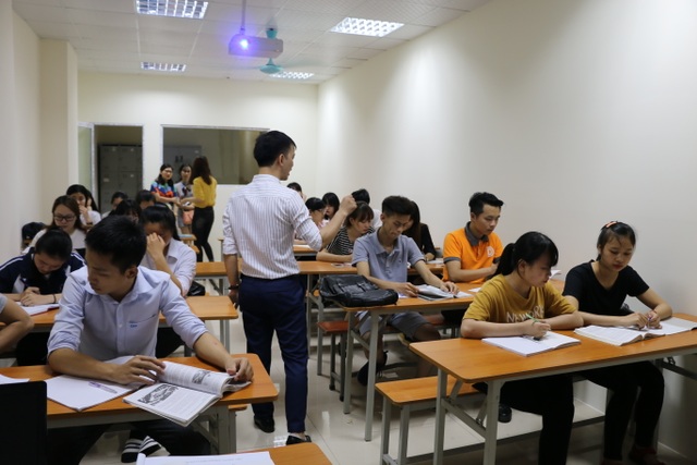 Lớp luyện thi miễn phí cho học sinh nghèo của chàng Trung úy công an - 2 Mỗi giờ giảng của thầy đều chứa đựng sự tâm huyết, nhiệt tình, tận tụy dành cho các em học sinh.