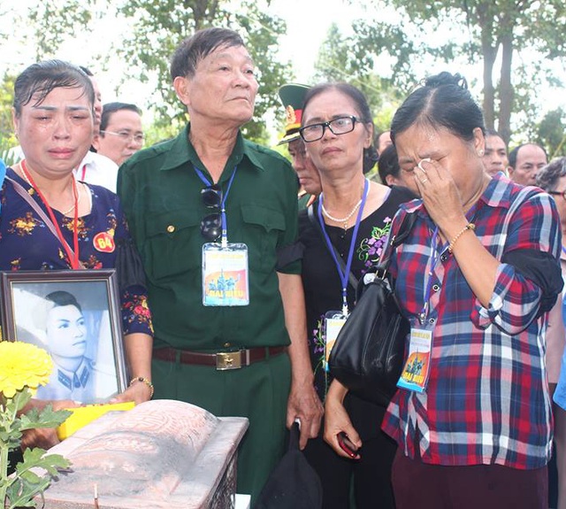 Hàng trăm hài cốt liệt sĩ ở sân bay Biên Hòa được an táng chung mộ - 3 Thân nhân các liệt sĩ xúc động nghẹn ngào khi đứng trước di quách các liệt sĩ tại buổi truy điệu và an táng