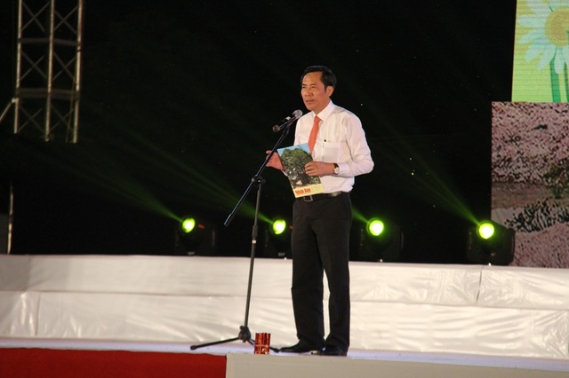 Thiêng liêng đêm nghệ thuật “Cõi thiêng Đồng Lộc” - 2
Ông Thuận Hữu, Tổng Biên tập báo Nhân dân khai mạc buổi lễ