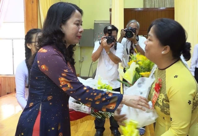 An Giang có gần 9.000 liệt sĩ hi sinh để bảo vệ Tổ quốc - 2 Dịp này, Bí thư Tỉnh ủy An Giang Võ Thị Ánh Xuân thừa ủy quyền Chủ tịch nước đã trao 12 Bằng “Tổ quốc ghi công” cho 12 gia đình liệt sĩ.
