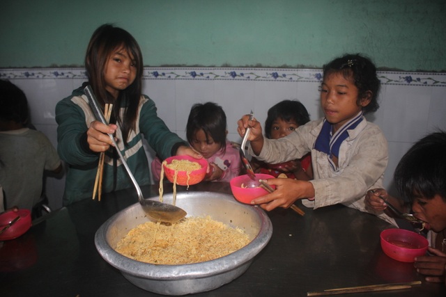 Chuyện chép ở "ốc đảo" Kon Pne - 2 Mỗi sáng các em đều ăn chung gói mì tôm để đến trường học