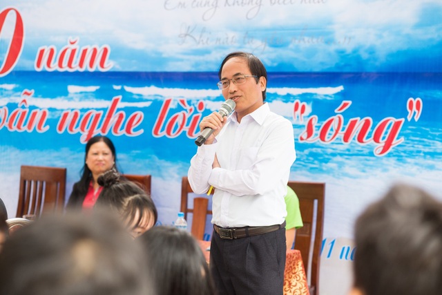 Học tập - trải nghiệm: Học sinh về Diêm Điền để nghe lời của "Sóng" - 3
GS.TS Hà Huy Bằng ngâm thơ bài “Sóng”