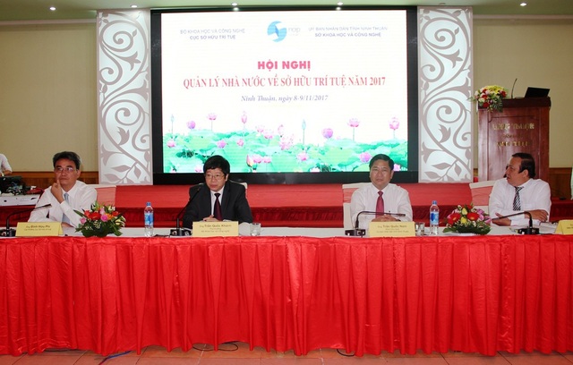 Quản lý nhà nước về Sở hữu trí tuệ: Vẫn còn chậm về tốc độ xử lý đơn - 3
Thứ trưởng Trần Quốc Khánh; ông Trần Quốc Nam, Phó Chủ tịch UBND tỉnh Ninh Thuận; ông Đinh Hữu Phí Cục trưởng Cục SHTT …chủ trì Hội nghị.