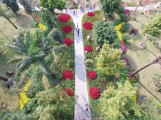 Lễ hội hoa xuân lớn nhất miền Bắc Tết Đinh Dậu - 4 Con đường tình yêu sắp đặt không gian lãng mãn dành cho các cặp tình nhân, bao gồm không gian âm nhạc và hoa có tính tương tác và thưởng thức cao.