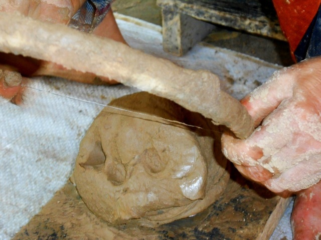 Nghề làm tượng tiễn ông Công ông Táo ở Hội An vào mùa Tết - 4
Khâu làm đất là tỉa đất ra cho chín rồi phun nước vào, đất làm không kỹ thì không đẹp