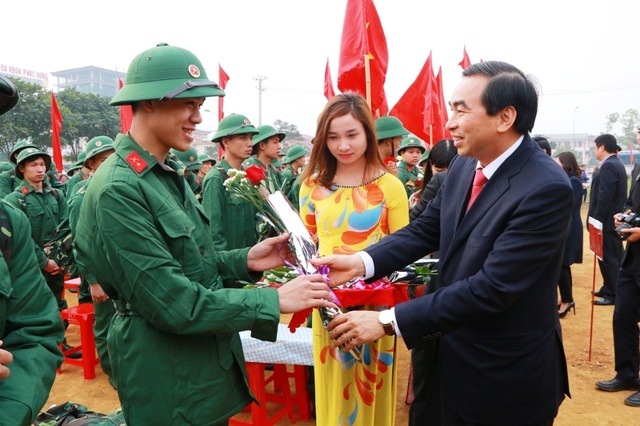 Nước mắt và nụ cười trong ngày tân binh lên đường nhập ngũ - 2
Tham dự lễ giao nhận quân tại thành phố Ninh Bình, ông Đinh Văn Điến - Chủ tịch UBND tỉnh Ninh Bình tặng hoa chúc mừng các tân binh và mong muốn các thanh niên của tỉnh nhà tham gia huấn luyện tốt, rèn luyện sức khỏe... để trở thành những người có ích sau này về xây dựng quê hương.
