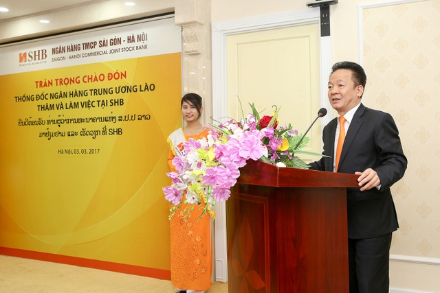 Thống đốc Ngân hàng Trung ương Lào thăm và làm việc tại SHB - 1
Chủ tịch HĐQT Đỗ Quang Hiển báo cáo Thống đốc Somphao Phaysith về các kết quả kinh doanh SHB đạt được trong năm qua
