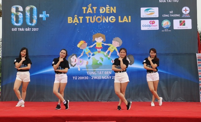 Sinh viên Việt - Lào diễn thời trang, đạp xe hưởng ứng Giờ trái đất - 2 Những tiết mục văn nghệ đặc sắc, sôi động