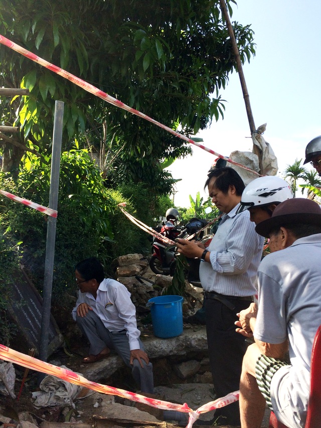 Quảng Nam: Người dân hiến đất làm đường để... bảo vệ di tích - 4 Dân làng quây quần bên giếng cổ để bàn chuyện trùng tu