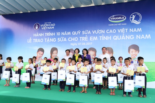 Trao tặng 46.500 ly sữa cho trẻ em tỉnh Quảng Nam - 2 Bà Đặng Thị Ngọc Thịnh - Ủy viên Ban Chấp hành Trung ương Đảng, Phó Chủ tịch nước Cộng hòa Xã hội Chủ nghĩa Việt Nam, Bà Bùi Thị Hương – Giám đốc Điều hành Vinamilk và đại diện tỉnh Quảng Nam trao học bổng cho các em học sinh tiêu biểu.
