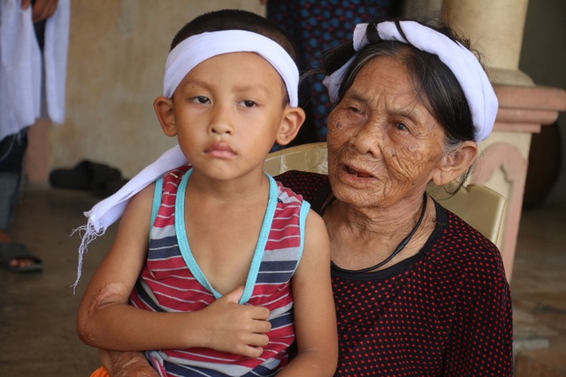 Cùng cực nỗi đau của gia đình trưởng thôn tử nạn khi giúp dân khắc phục hậu quả bão số 10 - 3 Bà Thân Thị Chung (83 tuổi) như chết lặng khi nghe tin con trai mình gặp nạn