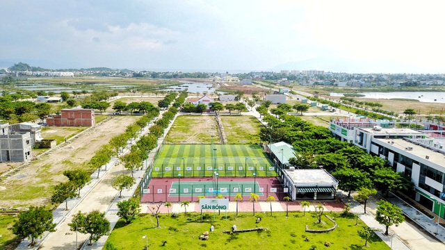 Golden Hills cÃ³ Äáº§y Äá»§ cÃ¡c tiá»n Ã­ch nhÆ° sÃ¢n bÃ³ng, sÃ¢n tennis, khu vui chÆ¡i cho tráº» em,â¦ ÄÃ£ táº¡o nÃªn sá»± phÃ¡t triá»n Äá»ng bá» cho toÃ n khu ÄÃ´ thá». ChÃ­nh Äiá»u nÃ y, Äáº¿n nay, Golden Hills ÄÃ£ thu hÃºt khÃ¡ ÄÃ´ng dÃ¢n cÆ° Äáº¿n sinh sá»ng