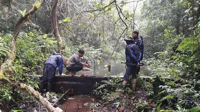 Thầy cô đội mưa rét đưa nước từ con suối Agrồng về cho học sinh - 4 Thầy giáo trường PTDTBTTHCS Ch’ơm sửa chữa nước sinh hoạt trên đỉnh núi Chơm