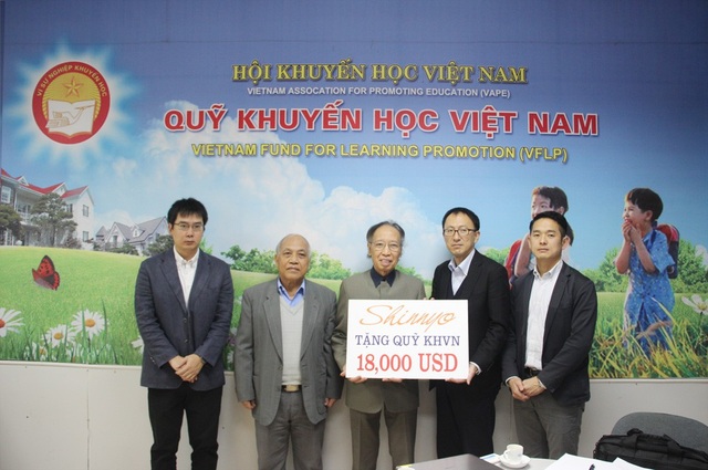 Shinnyo-en Nhật Bản tiếp tục tài trợ 18,000 USD để trao học bổng qua Quỹ Khuyến học Việt Nam - 3
Ông Shimada Hideki trao biển tài trợ 18.000 USD đến Quỹ Khuyến học Việt Nam trong năm 2018 để trao học bổng đến học sinh cũng như xây dựng trường học