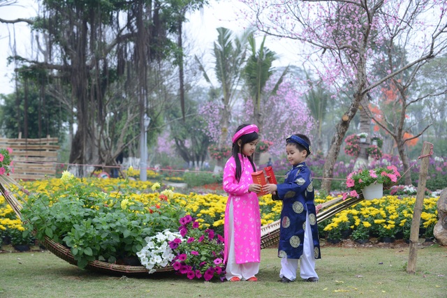 Lễ hội hoa xuân lớn nhất miền Bắc Tết Đinh Dậu - 5 Tại Con đường tuổi thơ, các trò chơi dân gian được tổ chức cho thiếu nhi như bịt mắt bắt gà, kéo co, nhảy dây, ô ăn quan, bịt mắt đập niêu, xiếc, hề, tung hứng nhào lộn…